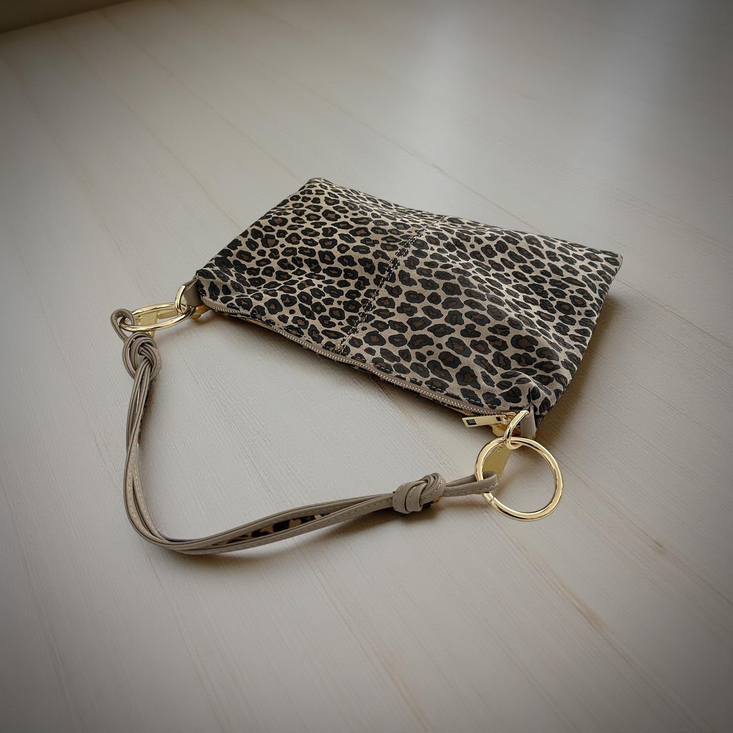 Flache Leo Tasche aus Leder | Leopard | Umhängetasche mit goldenen Ringen | Animal Print Leo Look | Echtleder
