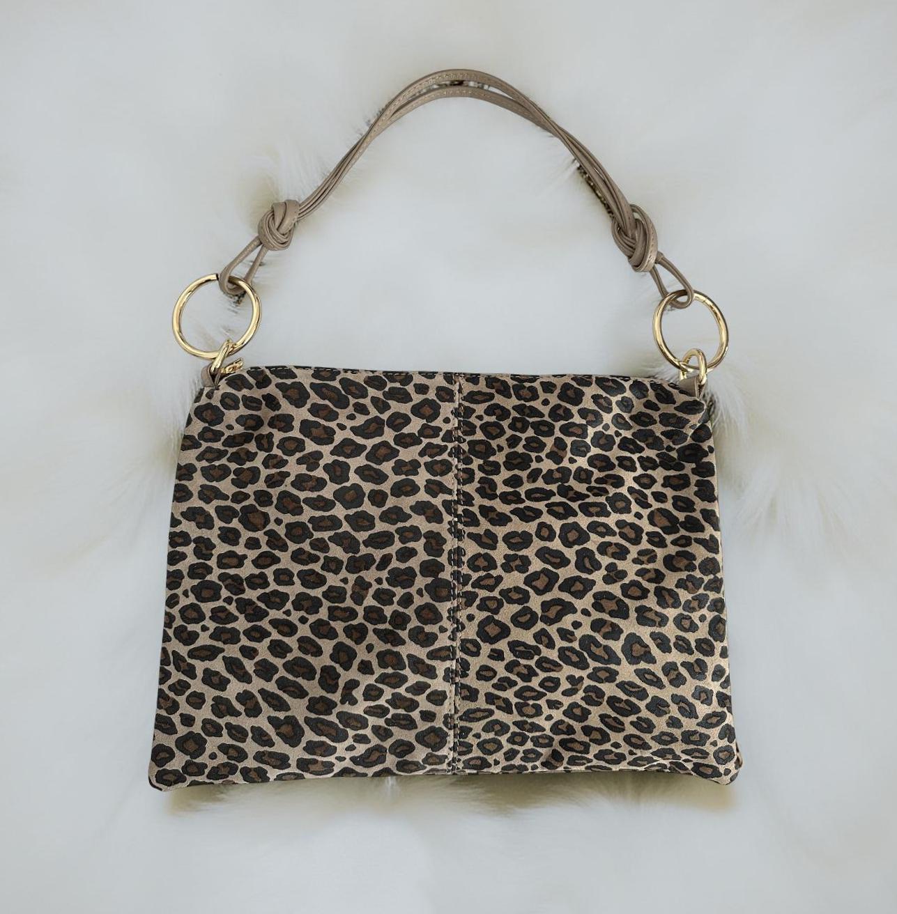 Flache Leo Tasche aus Leder | Leopard | Umhängetasche mit goldenen Ringen | Animal Print Leo Look | Echtleder