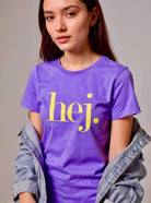 Lila T-Shirt hej. | Neon gebe Beschriftung | violettes Shirt