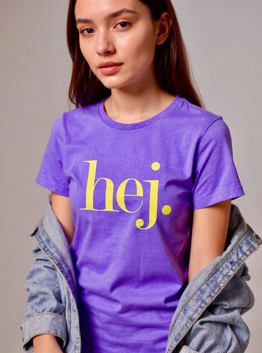 Lila T-Shirt hej. | Neon gebe Beschriftung | violettes Shirt