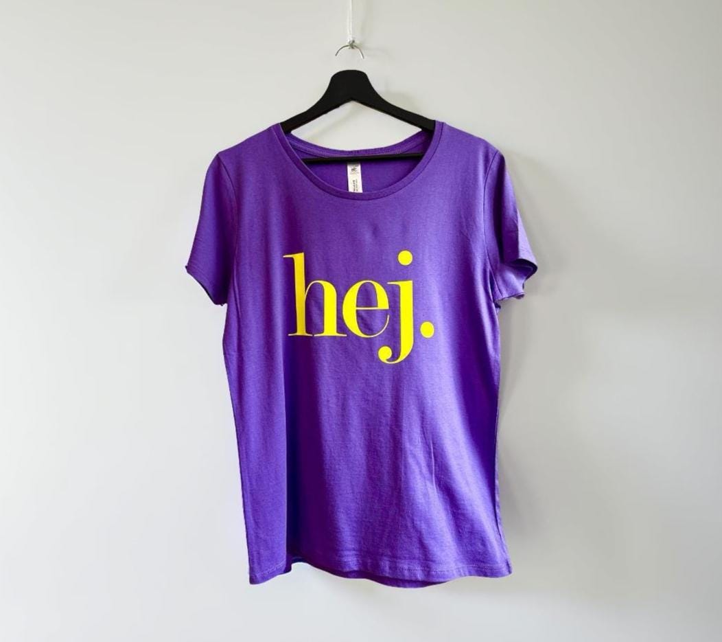 Lila T-Shirt hej. | Neon gebe Beschriftung | violettes Shirt