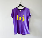 Lila T-Shirt hej. | Neon gebe Beschriftung | violettes Shirt