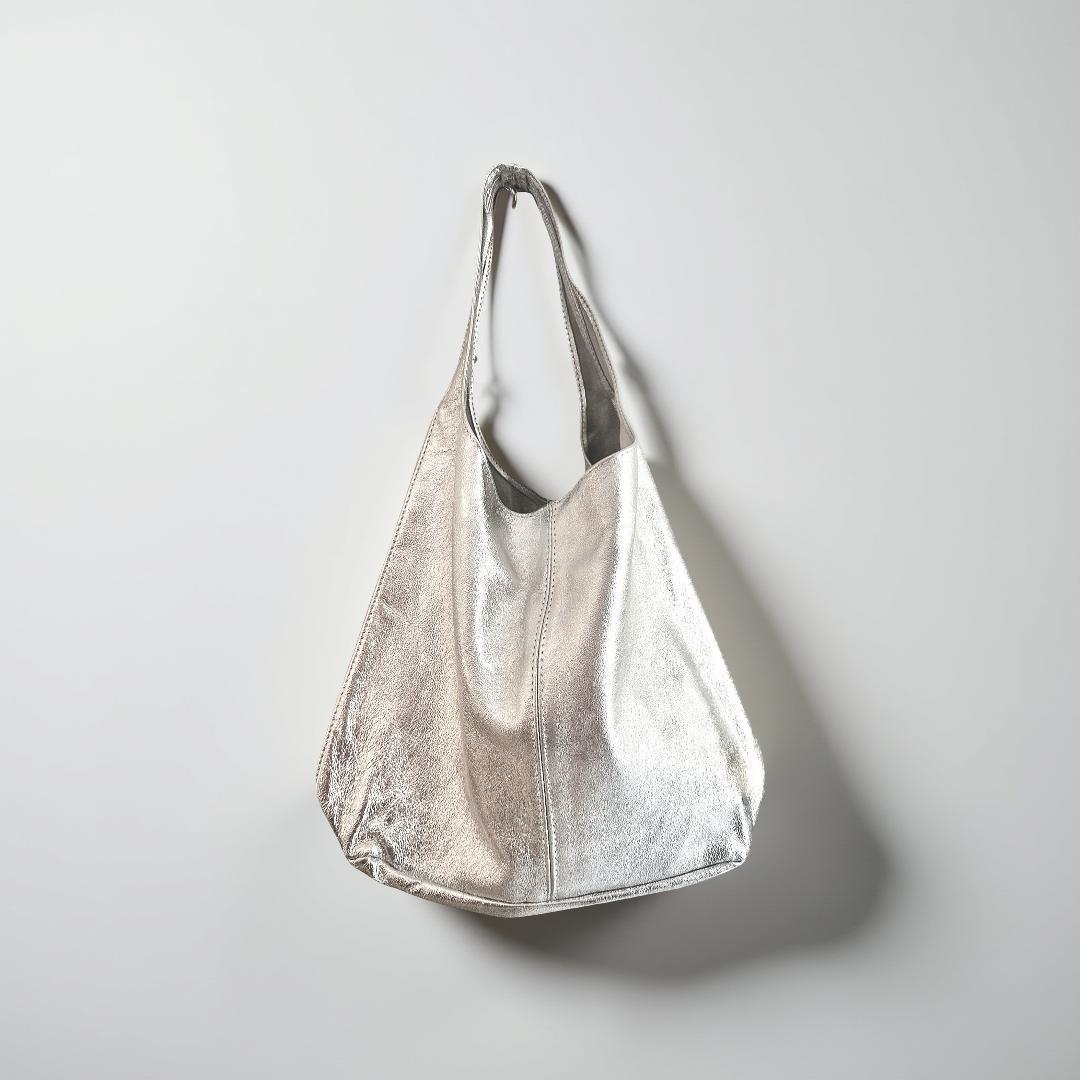 Silberne Hobo Tasche aus Leder | edel und lässig, stylisch & praktisch