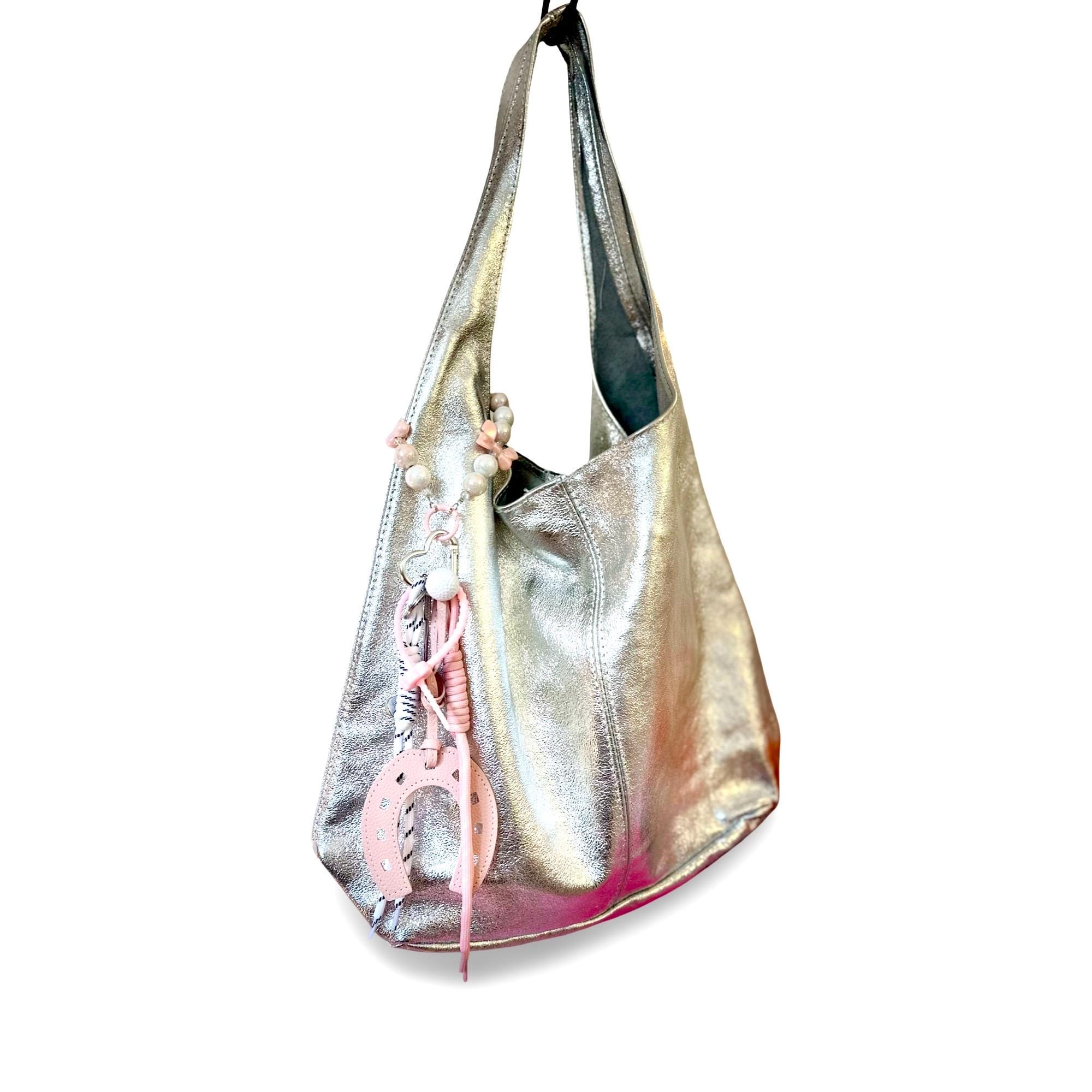 Silberne Hobo Tasche aus Leder | edel und lässig, stylisch & praktisch