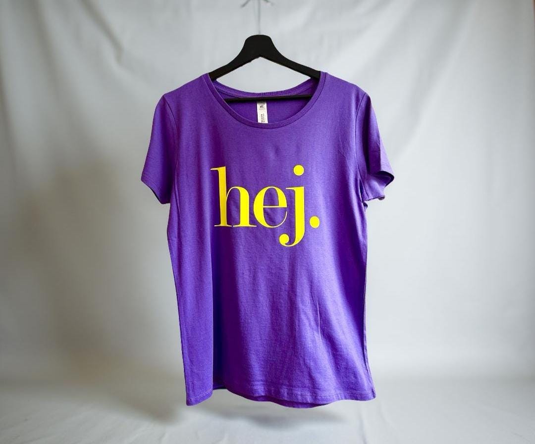 Lila T-Shirt hej. | Neon gebe Beschriftung | violettes Shirt