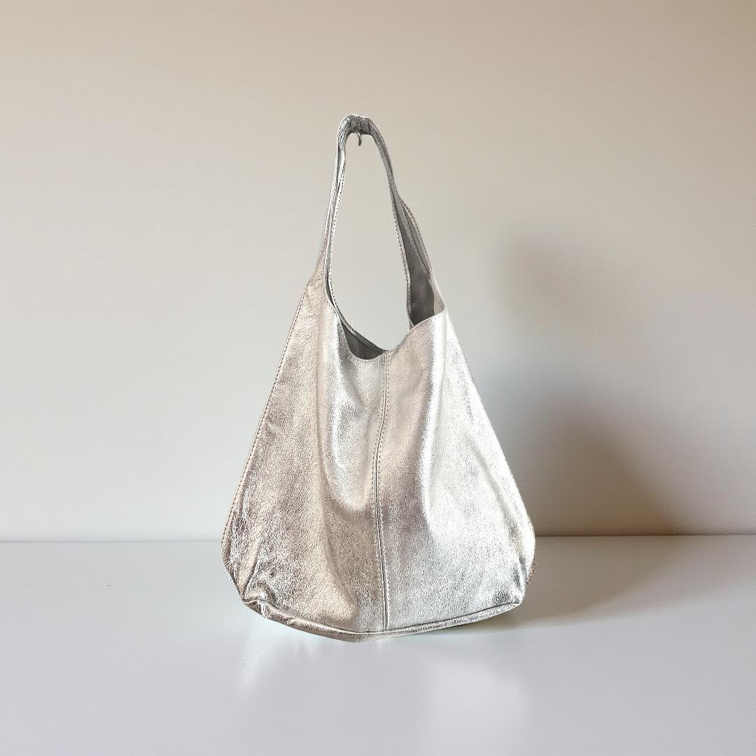 Silberne Hobo Tasche aus Leder | edel und lässig, stylisch & praktisch