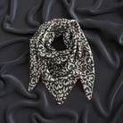 Leo Schal | Dreieckstuch grau mit weiß im Leomuster | 180 x 120 cm | Strick Viscose