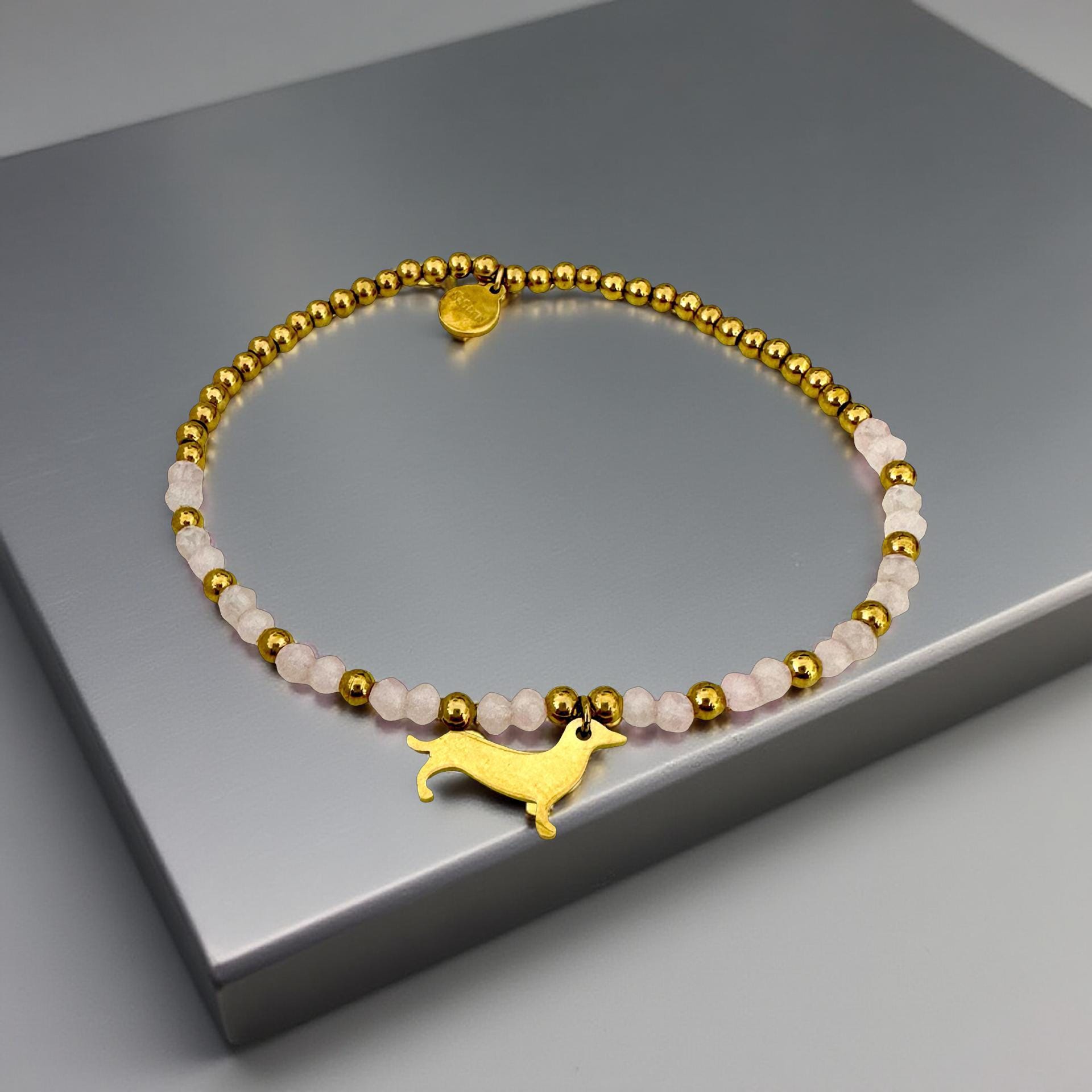 Goldenes Dackel Armband | kleines feines elastisches Perlenarmband mit Dackelanhänger