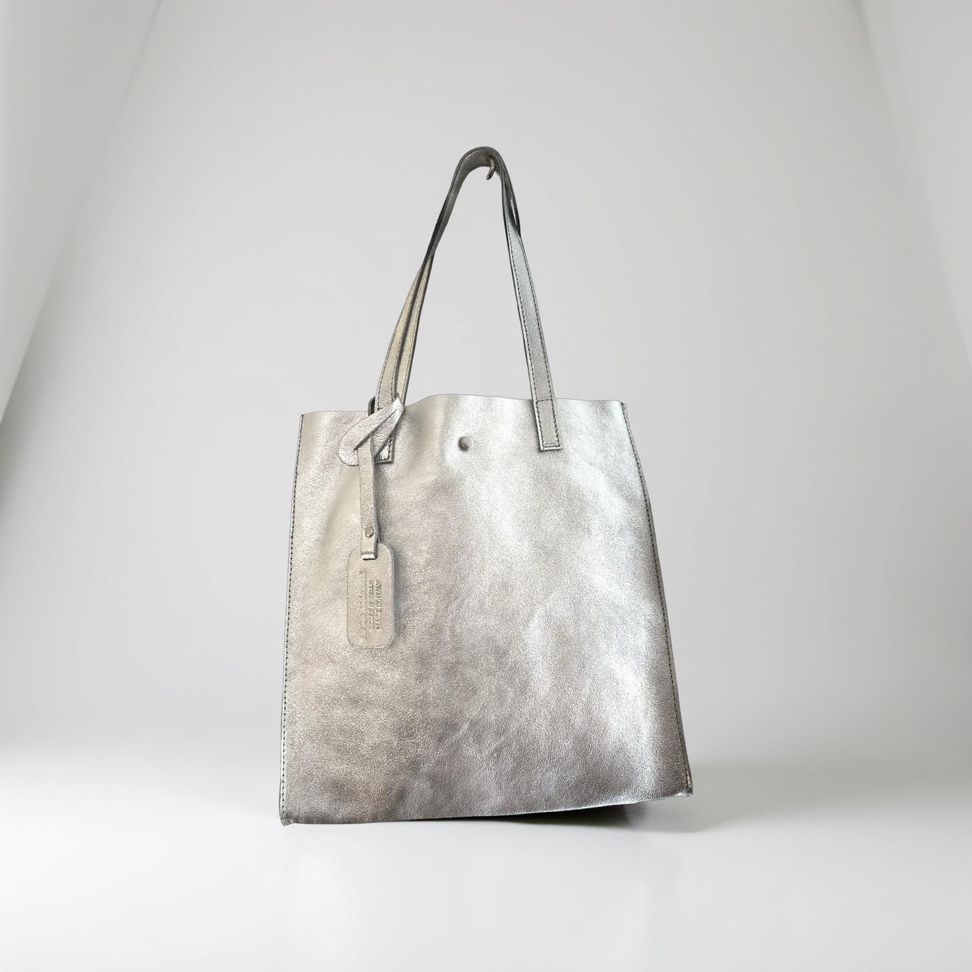 Silberne Tasche aus Leder | edel und lässig, stylisch & praktisch