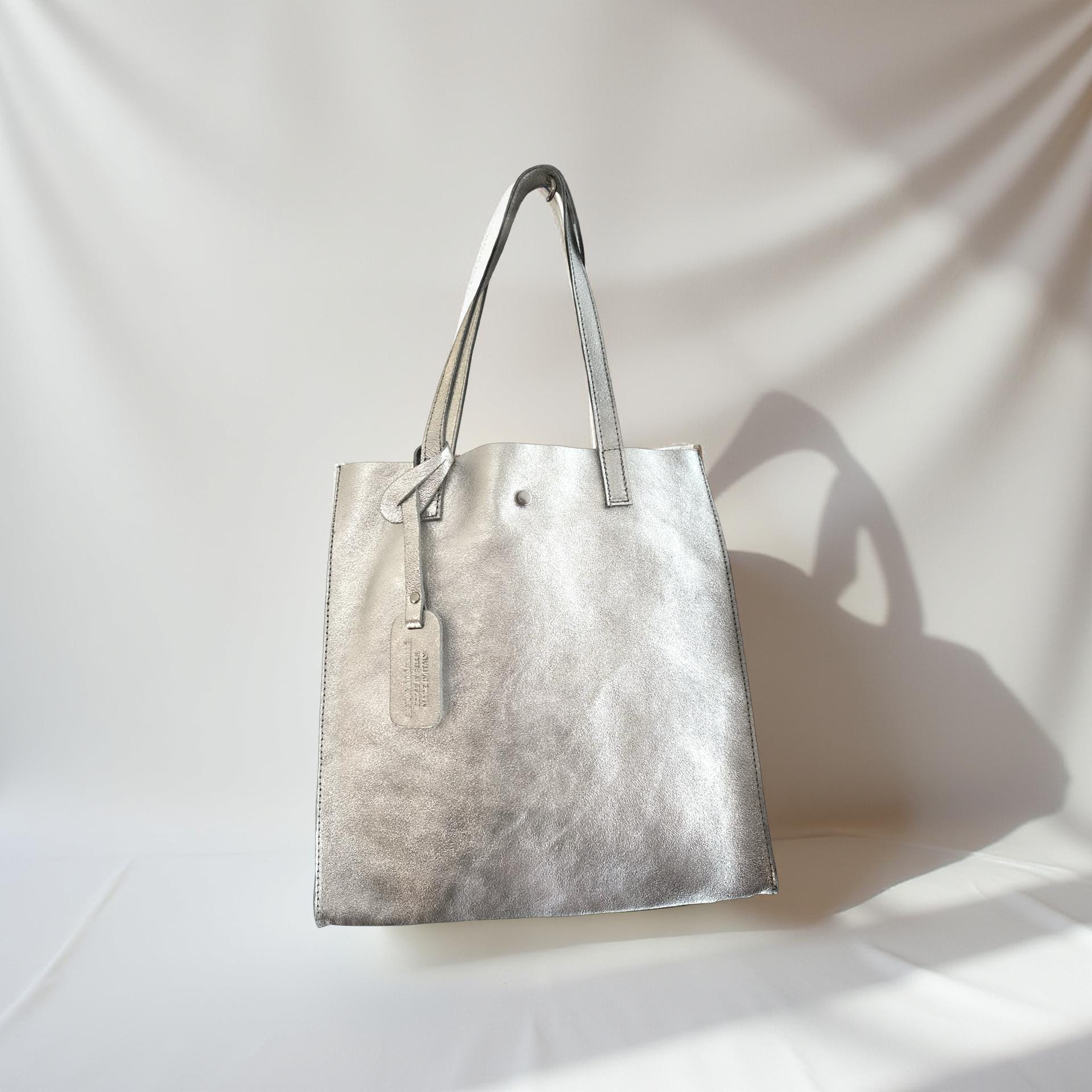 Silberne Tasche aus Leder | edel und lässig, stylisch & praktisch