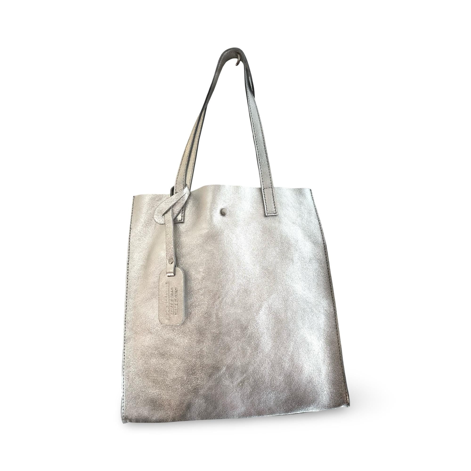 Silberne Tasche aus Leder | edel und lässig, stylisch & praktisch