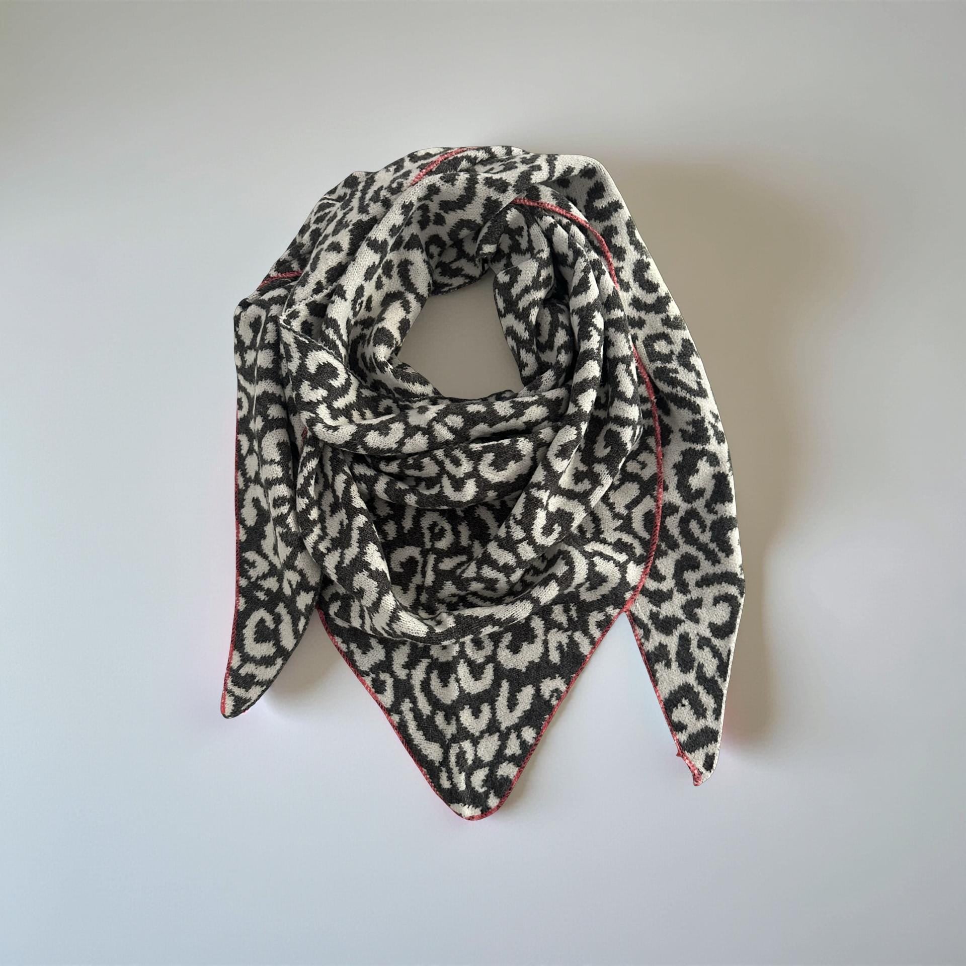 Leo Schal | Dreieckstuch grau mit weiß im Leomuster | 180 x 120 cm | Strick Viscose