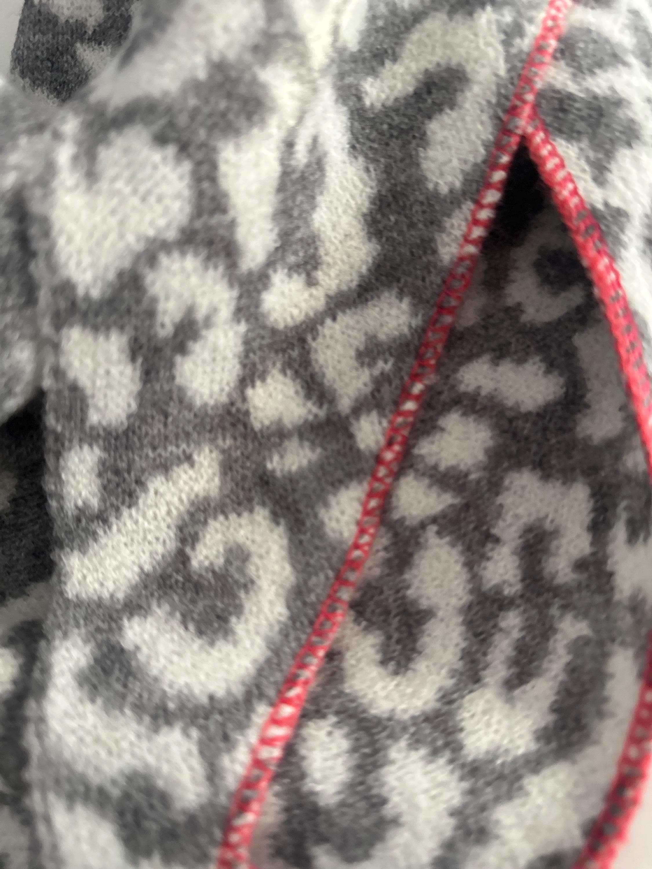 Leo Schal | Dreieckstuch grau mit weiß im Leomuster | 180 x 120 cm | Strick Viscose