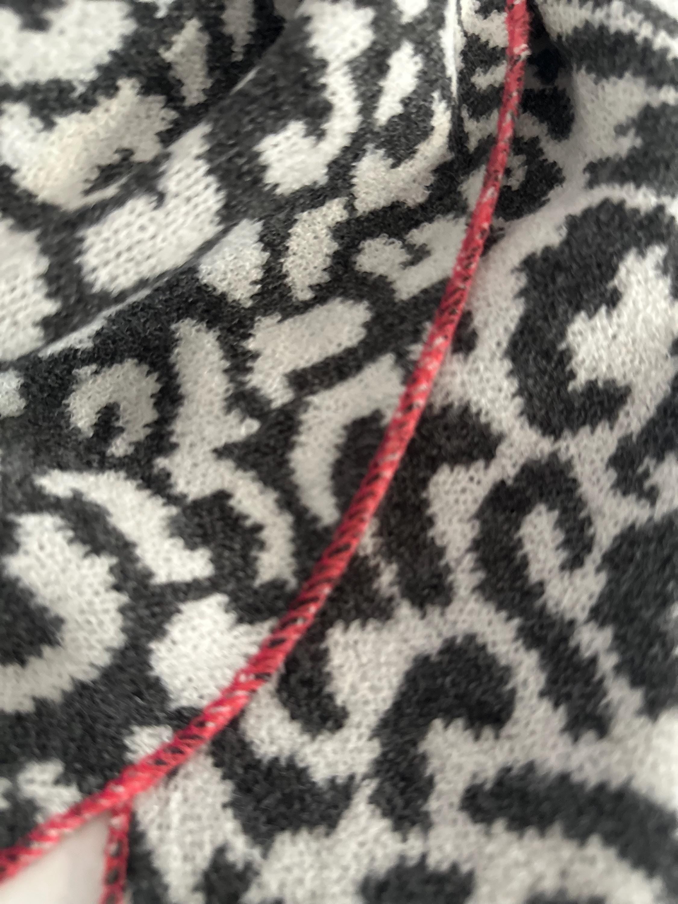 Leo Schal | Dreieckstuch grau mit weiß im Leomuster | 180 x 120 cm | Strick Viscose