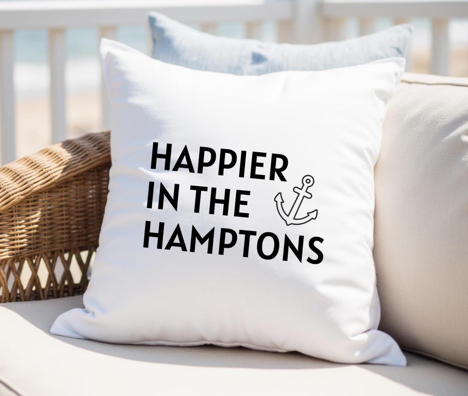 Kissen | Happier in the Hamptons | 40 x 40 cm | Strandhaus Beach House | schwarz weiß Anker