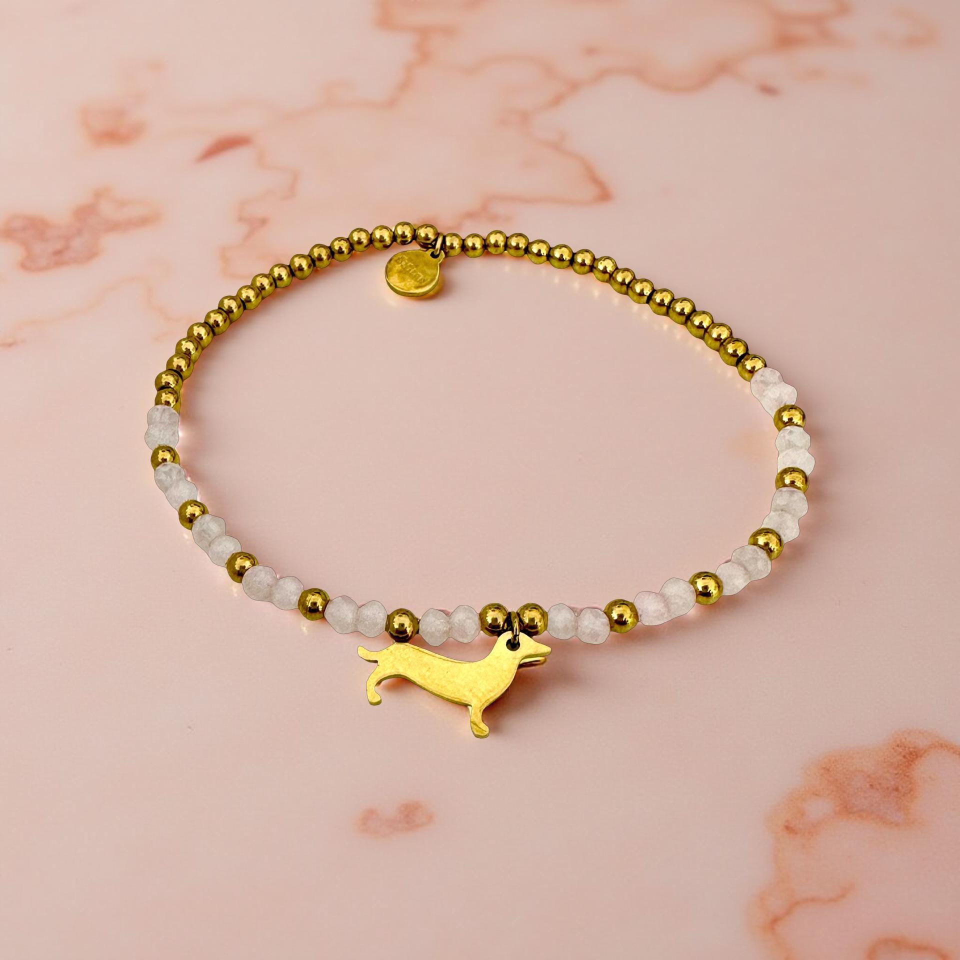 Goldenes Dackel Armband | kleines feines elastisches Perlenarmband mit Dackelanhänger