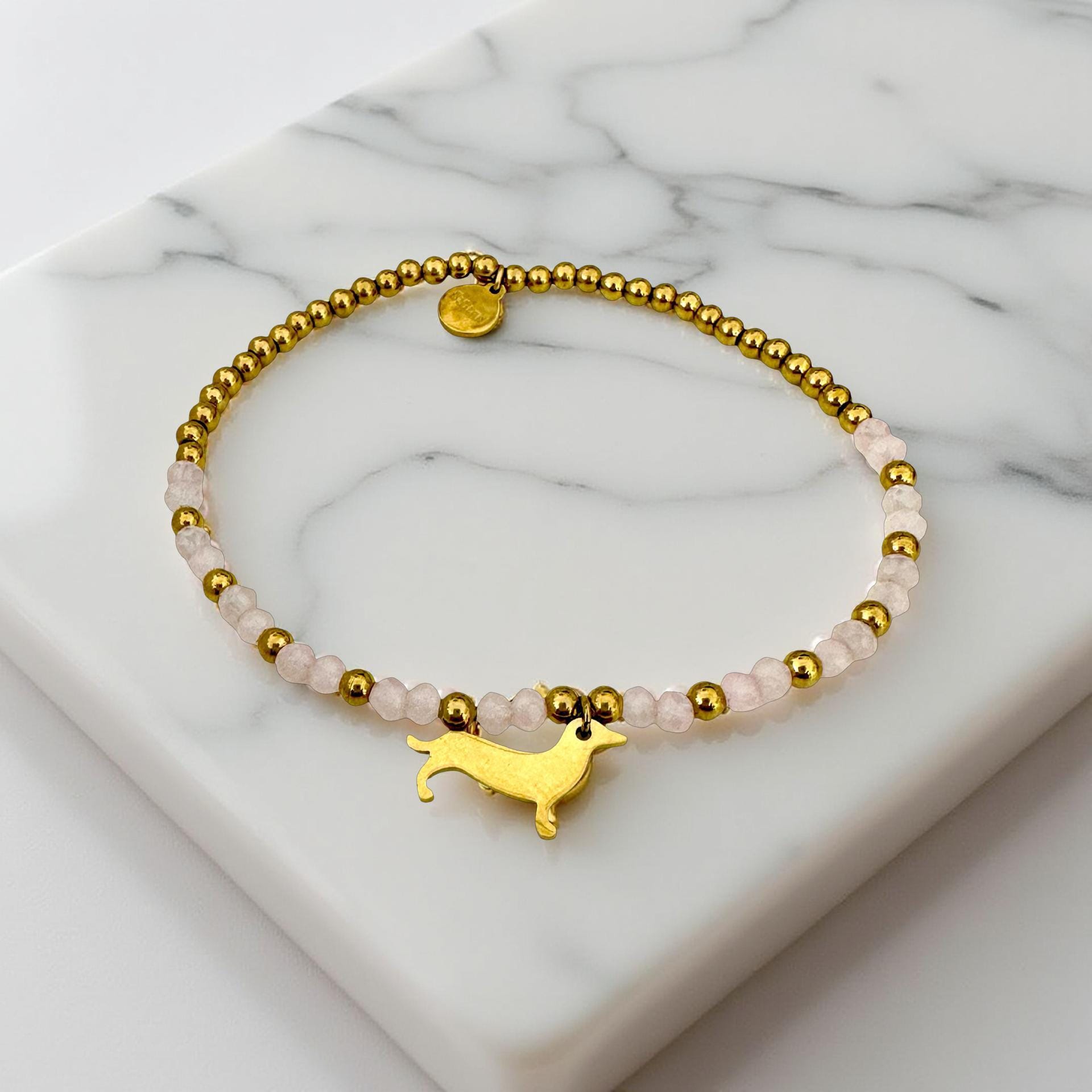 Goldenes Dackel Armband | kleines feines elastisches Perlenarmband mit Dackelanhänger