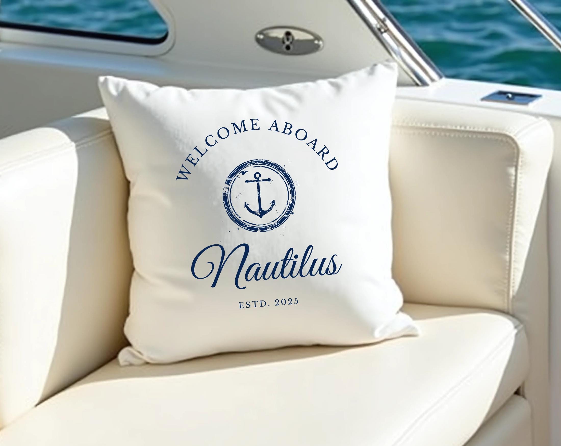 Maritime Kissen für Boot Yacht | 40 x 40 cm | personalisiert mit Bootsnamen, Location, Jahreszahl | weiß mit blauer Schrift | zwei Motive
