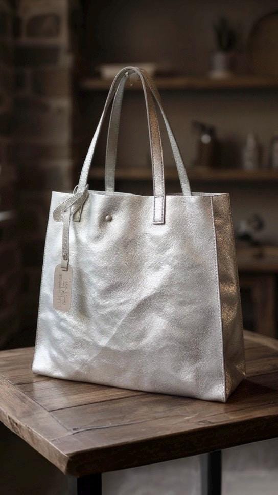 Silberne Tasche aus Leder | edel und lässig, stylisch & praktisch