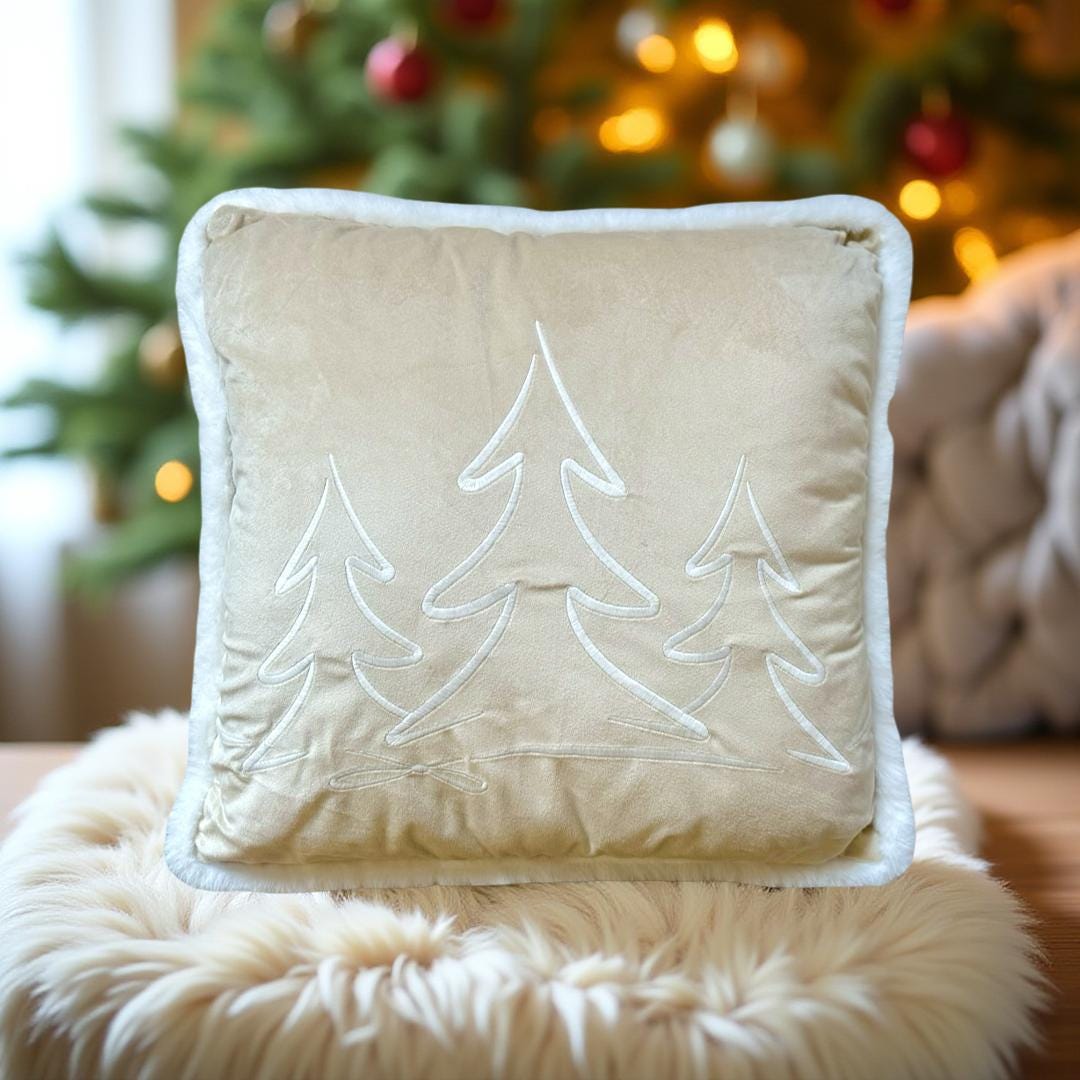 Kissen bestickt | Weihnachten | Weihnachtsbäume Tannen | Samt creme mit weißer Stickerei | zwei Formate | weiße Fellkante