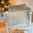 Kissen bestickt | Weihnachten | Weihnachtsbäume Tannen | Samt creme mit weißer Stickerei | zwei Formate | weiße Fellkante