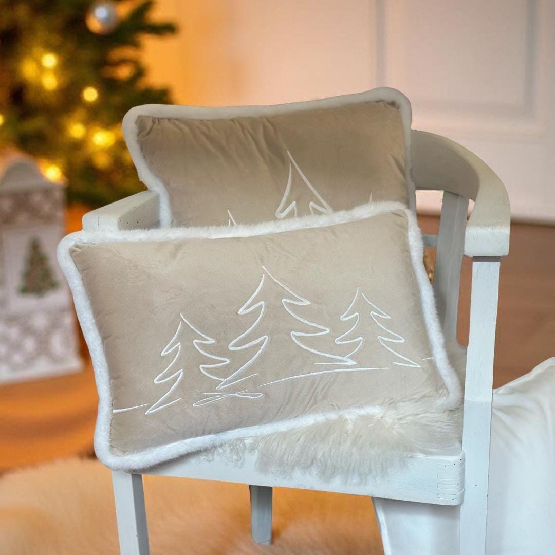 Kissen bestickt | Weihnachten | Weihnachtsbäume Tannen | Samt creme mit weißer Stickerei | zwei Formate | weiße Fellkante