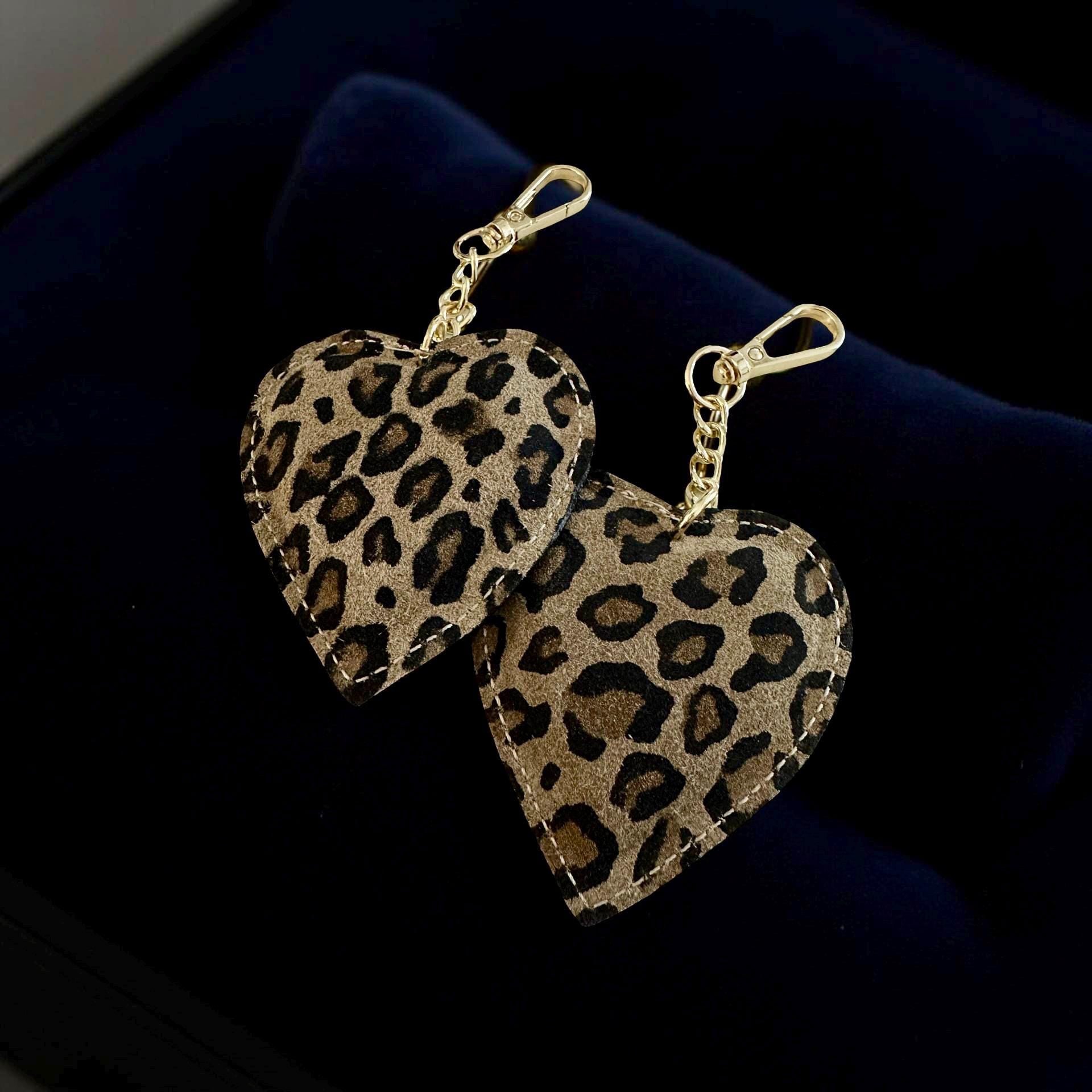 Anhänger Herz Leo für die Tasche | aus Leder | Taschenschmuck Taschenanhänger | Bag Charm mit goldenem Karabiner