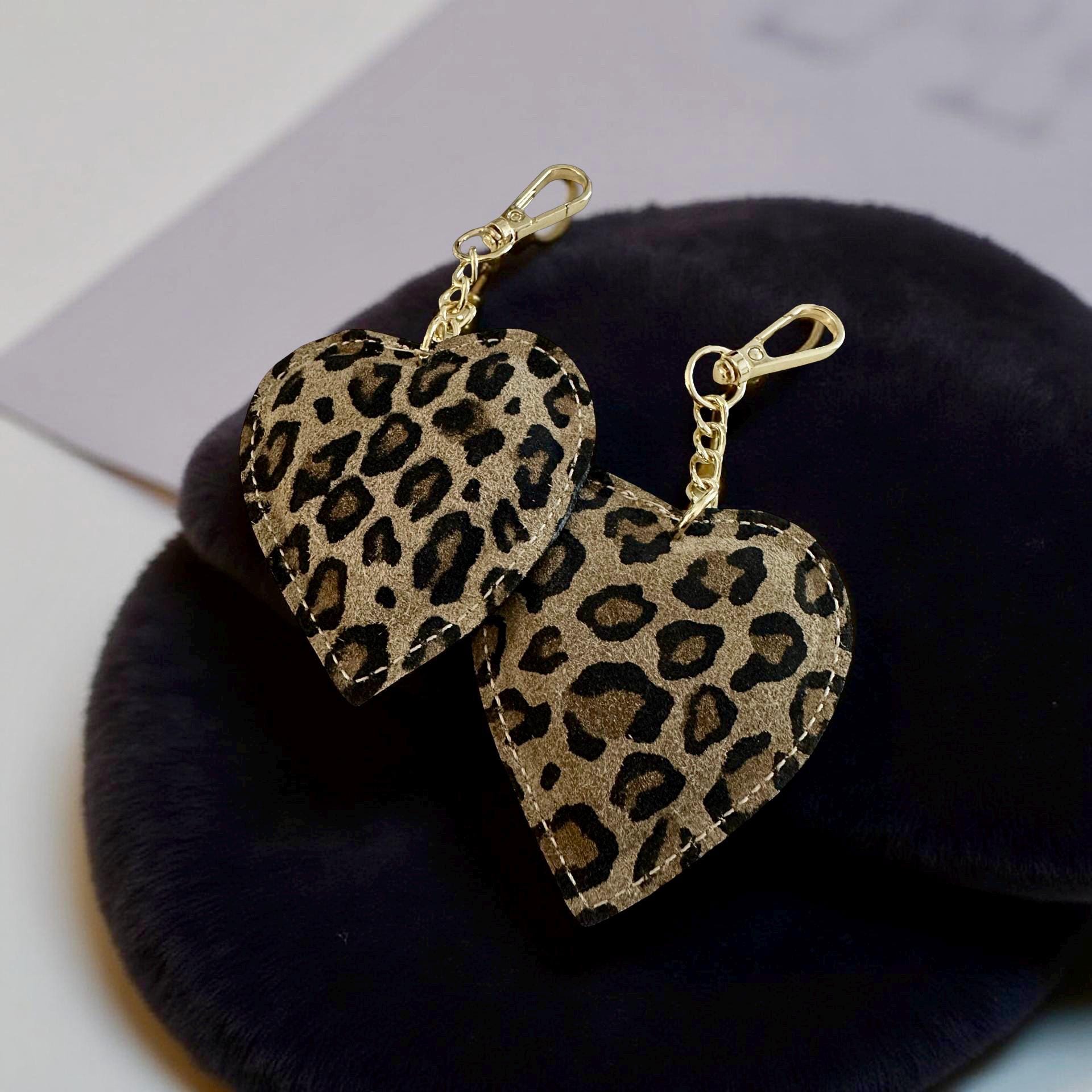 Anhänger Herz Leo für die Tasche | aus Leder | Taschenschmuck Taschenanhänger | Bag Charm mit goldenem Karabiner