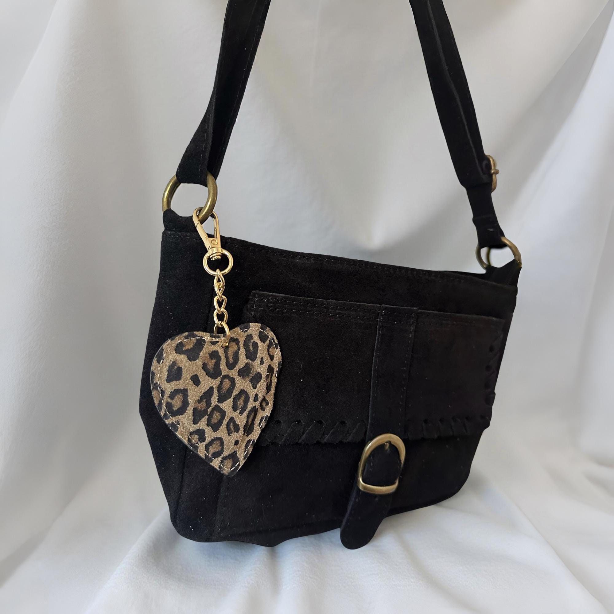 Anhänger Herz Leo für die Tasche | aus Leder | Taschenschmuck Taschenanhänger | Bag Charm mit goldenem Karabiner