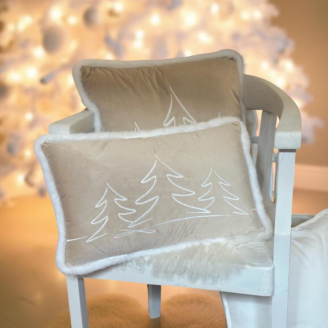 Kissen bestickt | Weihnachten | Weihnachtsbäume Tannen | Samt creme mit weißer Stickerei | zwei Formate | weiße Fellkante