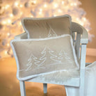 Kissen bestickt | Weihnachten | Weihnachtsbäume Tannen | Samt creme mit weißer Stickerei | zwei Formate | weiße Fellkante