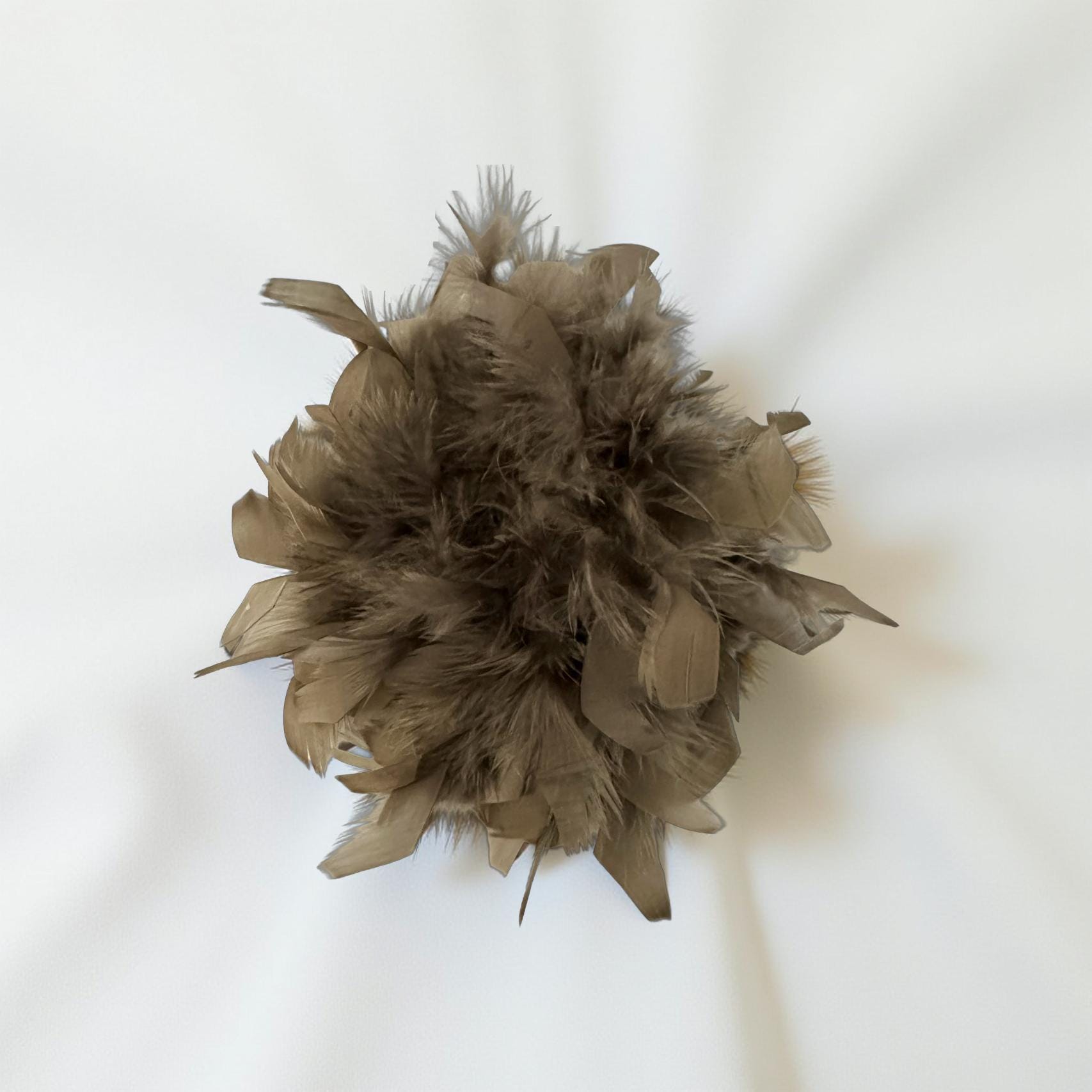 Große Federbrosche braun oder grau | Brosche Federn | Anstecknadel und Clip | Feder Brosche Federball zum Anstecken | grau oder braun