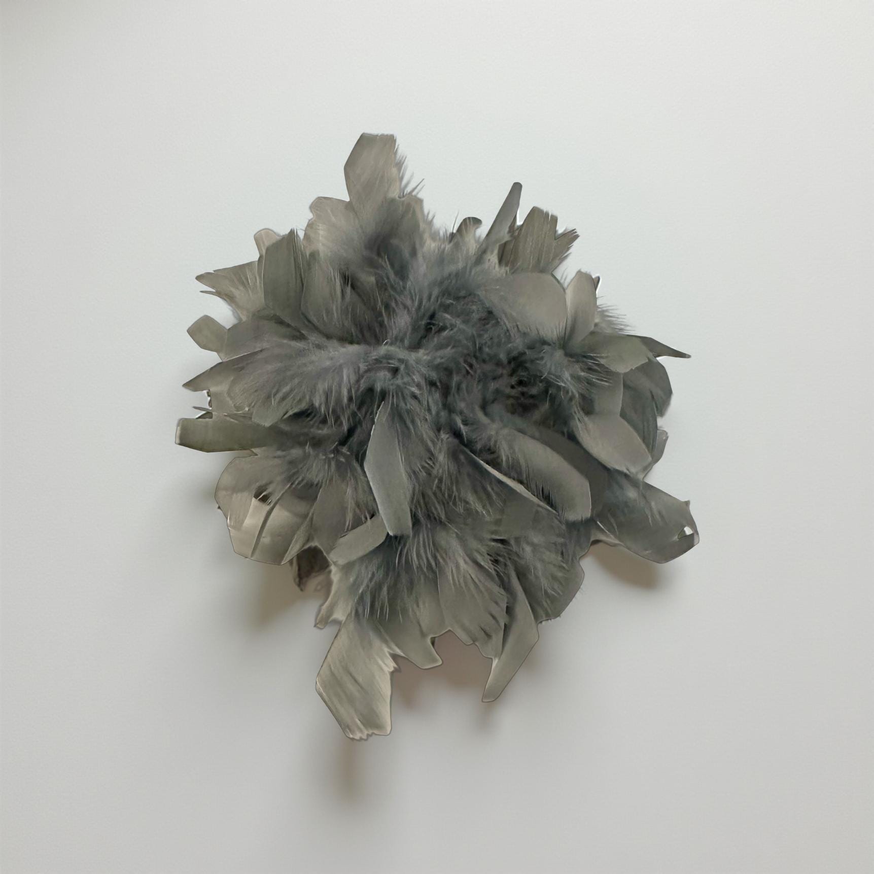 Große Federbrosche braun oder grau | Brosche Federn | Anstecknadel und Clip | Feder Brosche Federball zum Anstecken | grau oder braun