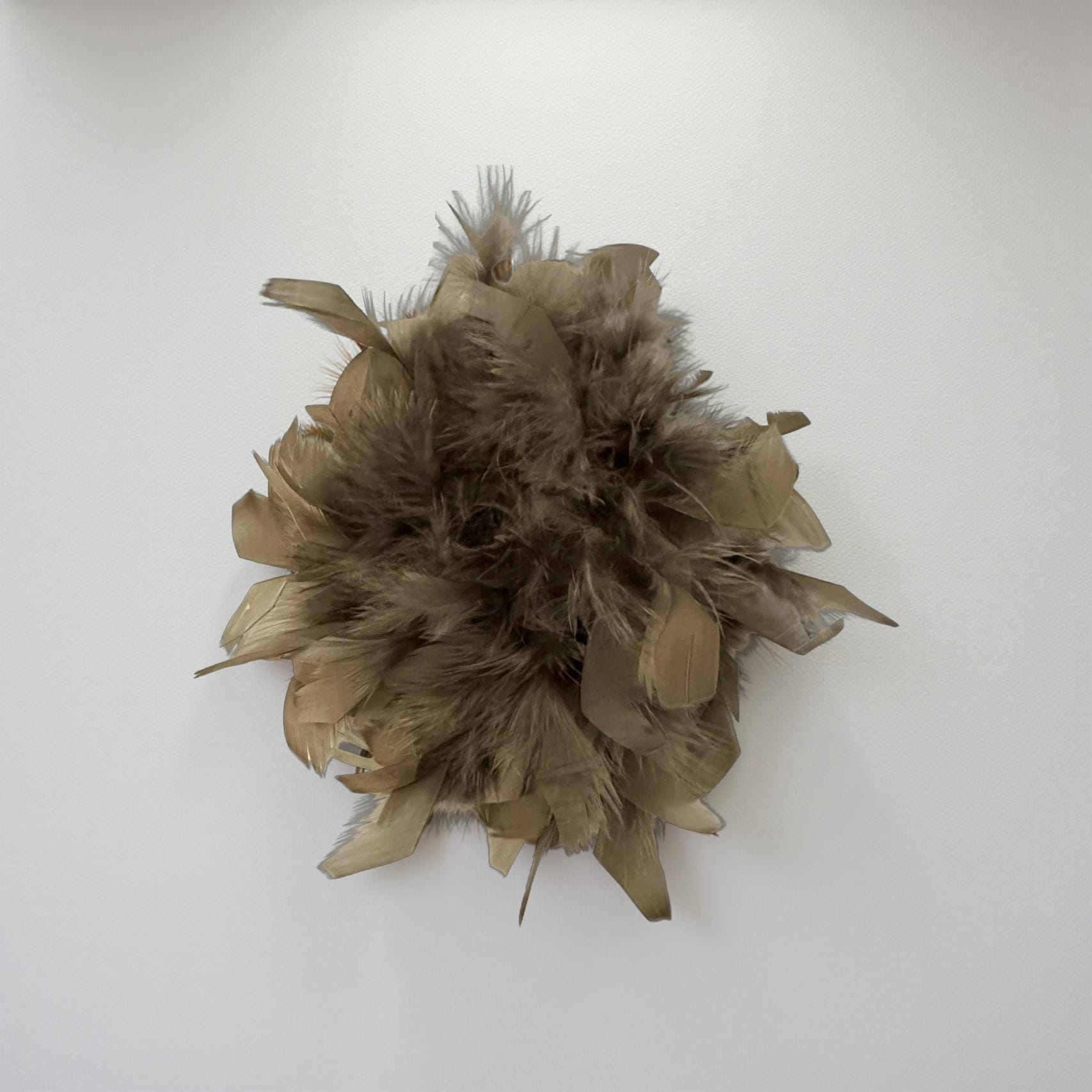 Große Federbrosche braun oder grau | Brosche Federn | Anstecknadel und Clip | Feder Brosche Federball zum Anstecken | grau oder braun