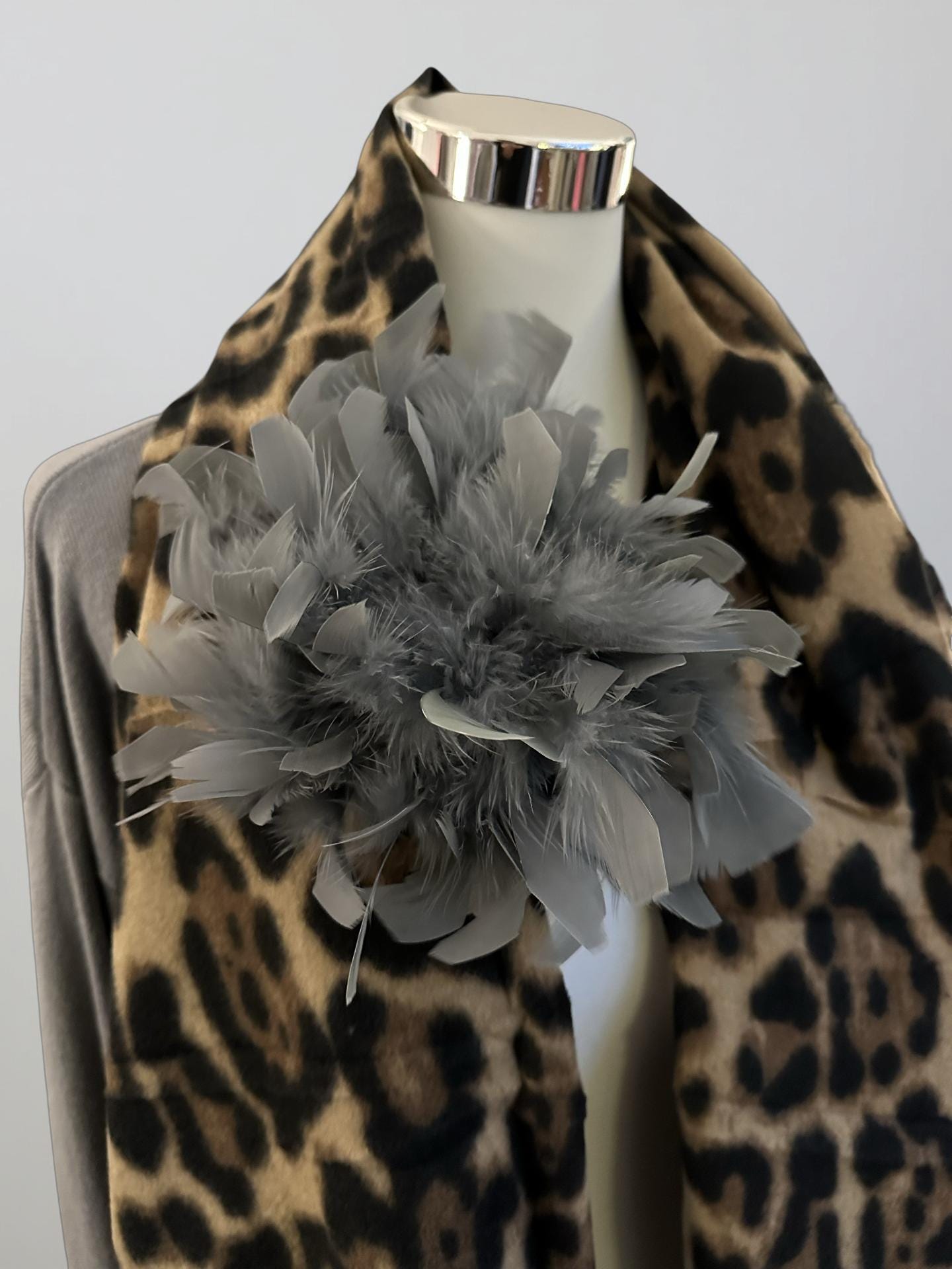 Große Federbrosche braun oder grau | Brosche Federn | Anstecknadel und Clip | Feder Brosche Federball zum Anstecken | grau oder braun