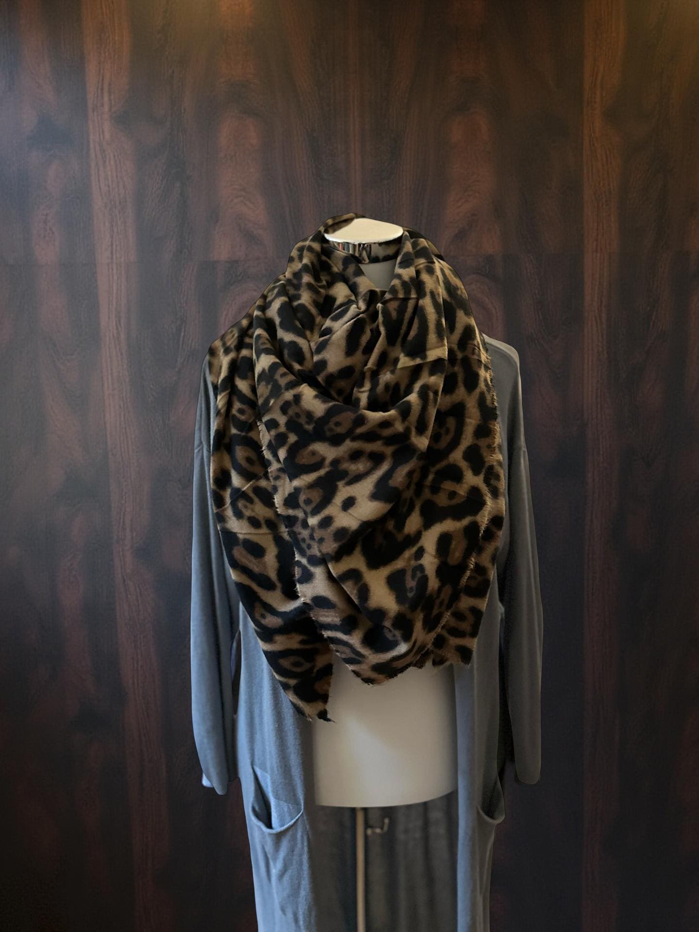 Leo Schal XXL | großes quadratisches Tuch im Leomuster | 135 x 135 cm | Viskose Schal in braun beige