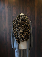 Leo Schal XXL | großes quadratisches Tuch im Leomuster | 135 x 135 cm | Viskose Schal in braun beige