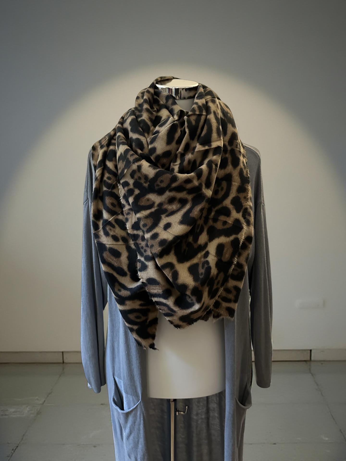 Leo Schal XXL | großes quadratisches Tuch im Leomuster | 135 x 135 cm | Viskose Schal in braun beige