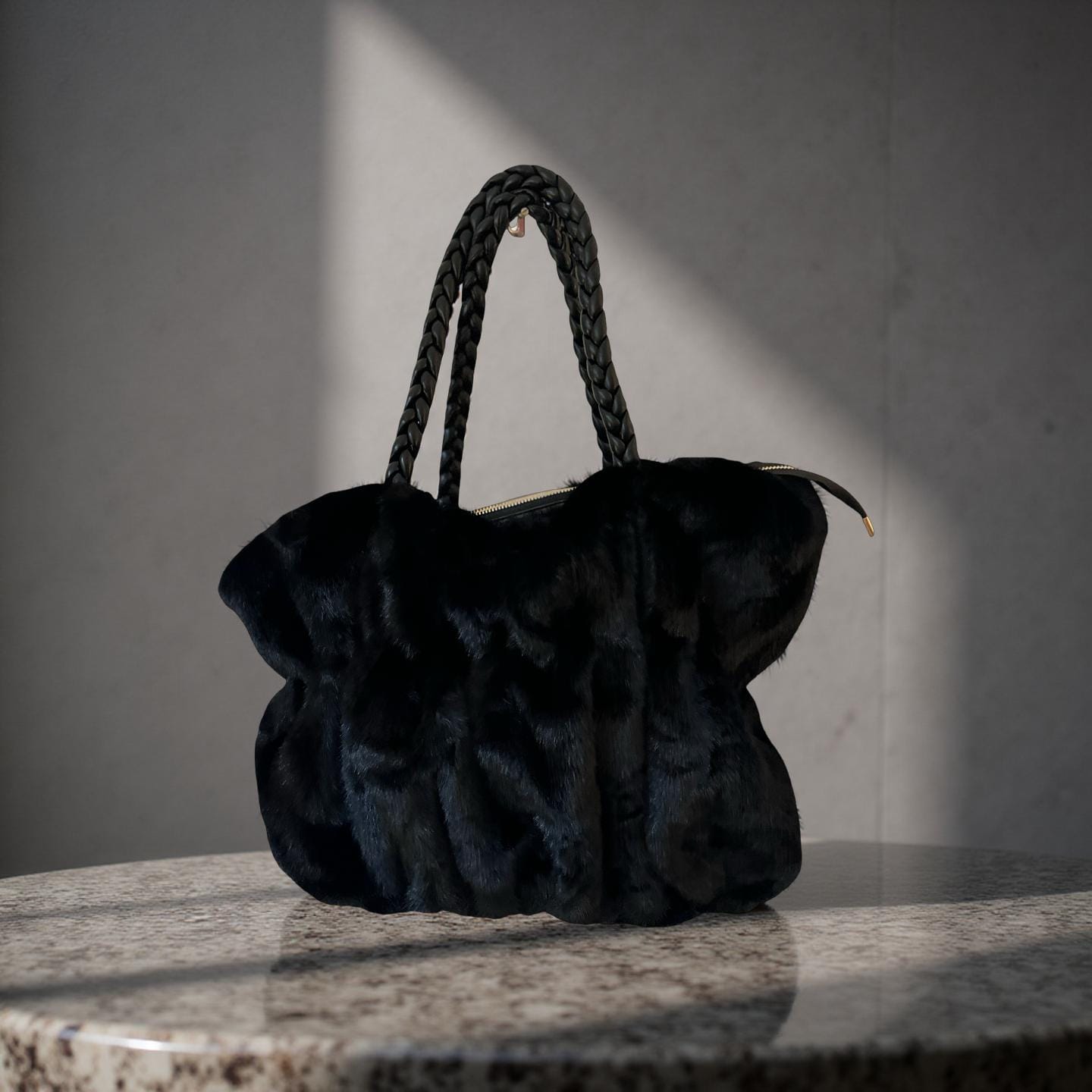 Schwarze Tasche aus Fell | Umhängetasche | Crossbody Bag | Fake Fur | kuscheliges Pelzimitat | Handtasche schwarz