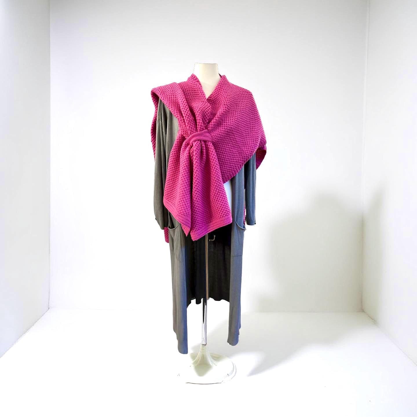 Pinker Cape Schal im Perlmuster gestrickt | Großes Tuch in pink als Schal, Stola, Cape tragbar | 145 x 75 cm | Strick Viskose