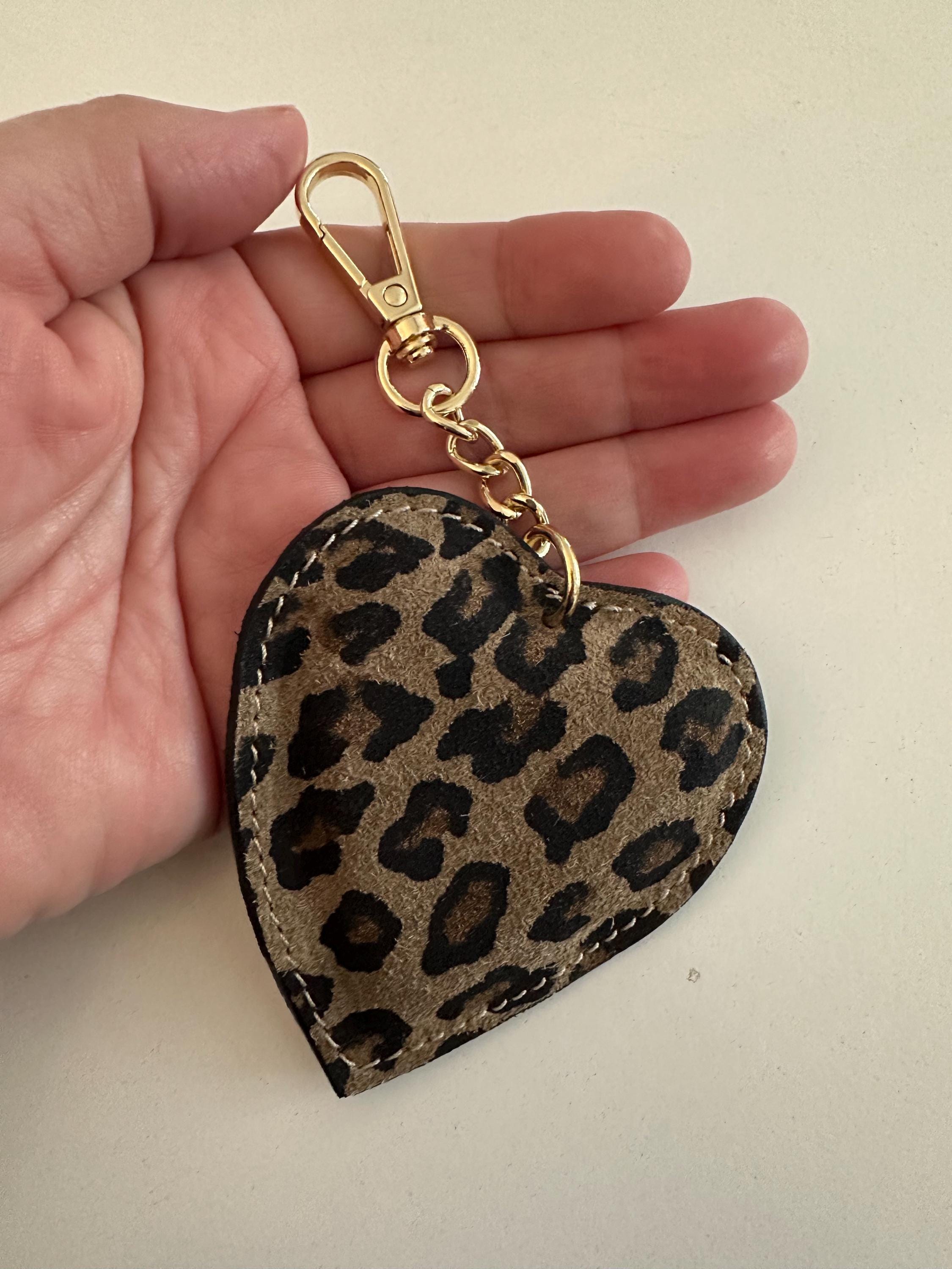 Anhänger Herz Leo für die Tasche | aus Leder | Taschenschmuck Taschenanhänger | Bag Charm mit goldenem Karabiner