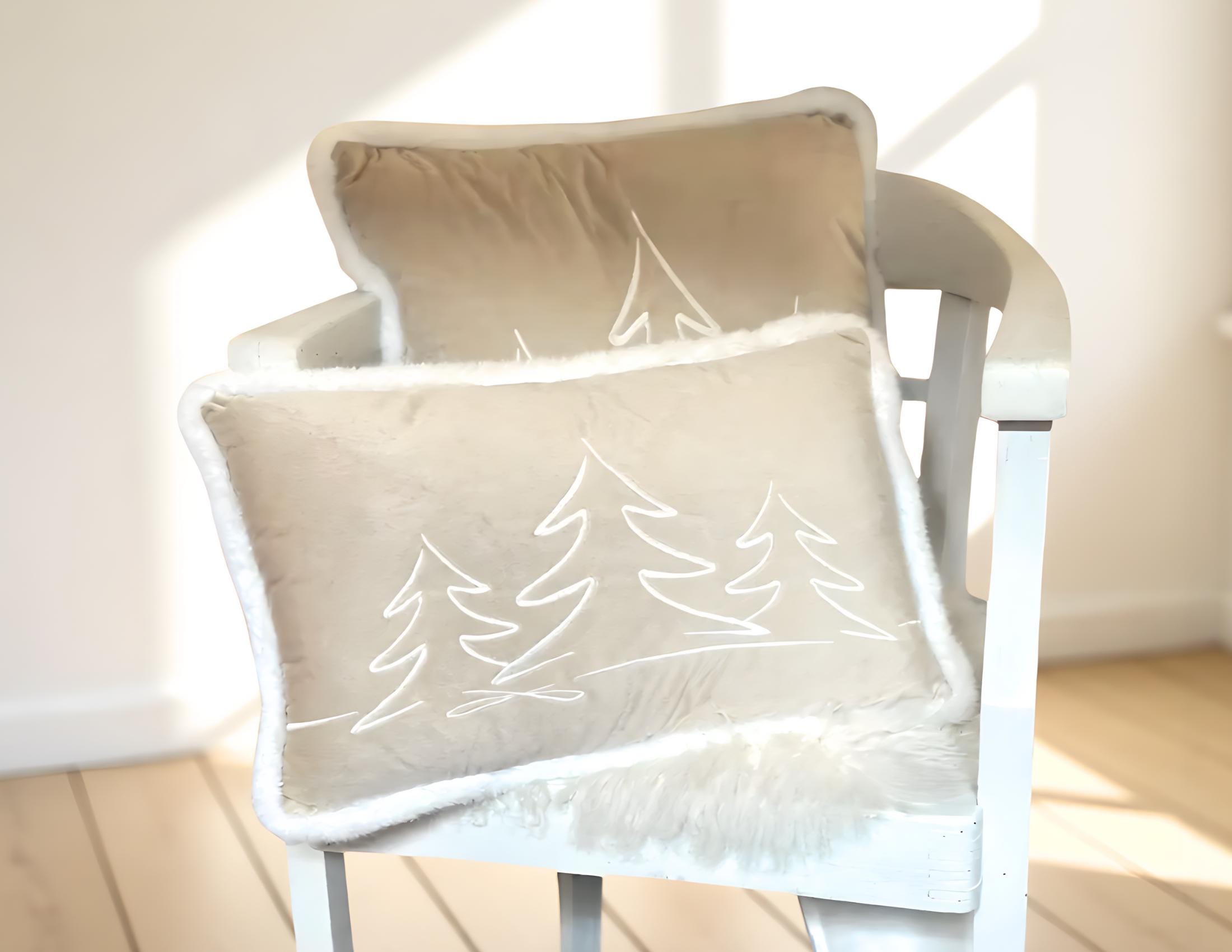 Kissen bestickt | Weihnachten | Weihnachtsbäume Tannen | Samt creme mit weißer Stickerei | zwei Formate | weiße Fellkante