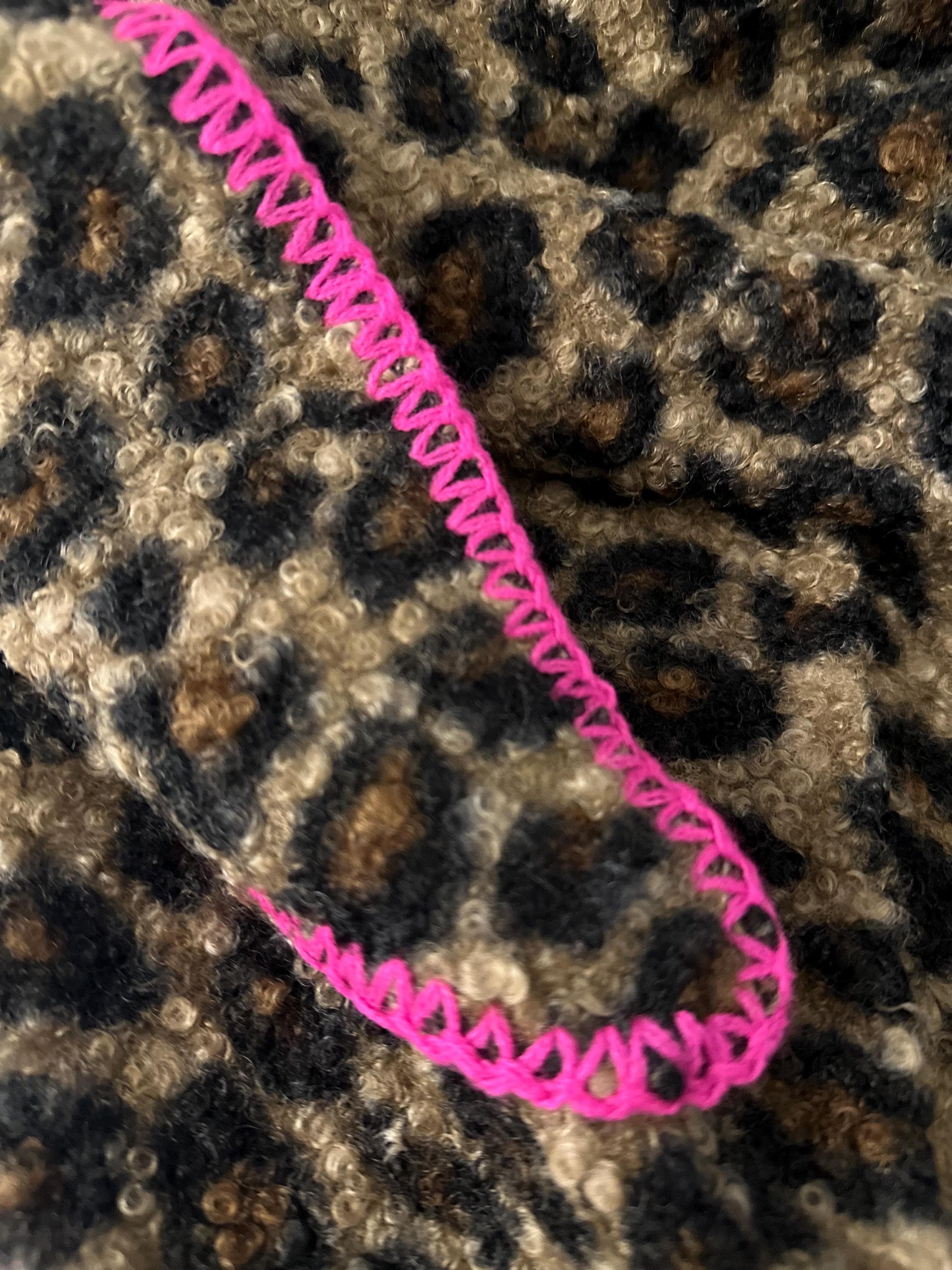 Leo Schal | Dreieckstuch im Leomuster | pinke Kante | 180 x 120 cm | Bouclé Viscose | in braun oder grau