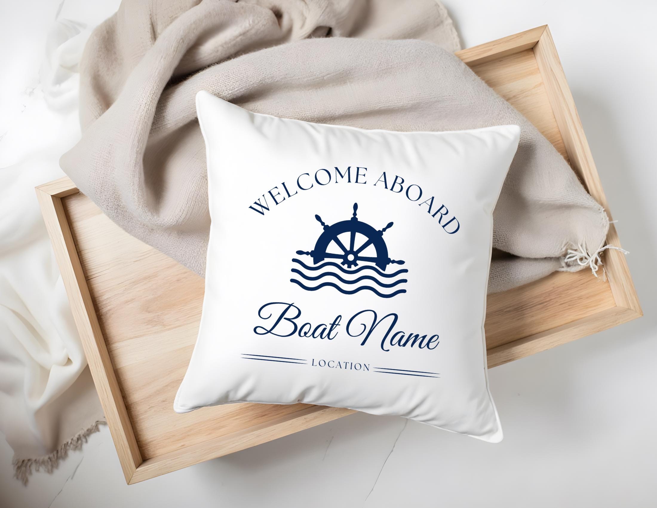 Maritime Kissen für Boot Yacht | 40 x 40 cm | personalisiert mit Bootsnamen, Location, Jahreszahl | weiß mit blauer Schrift | zwei Motive