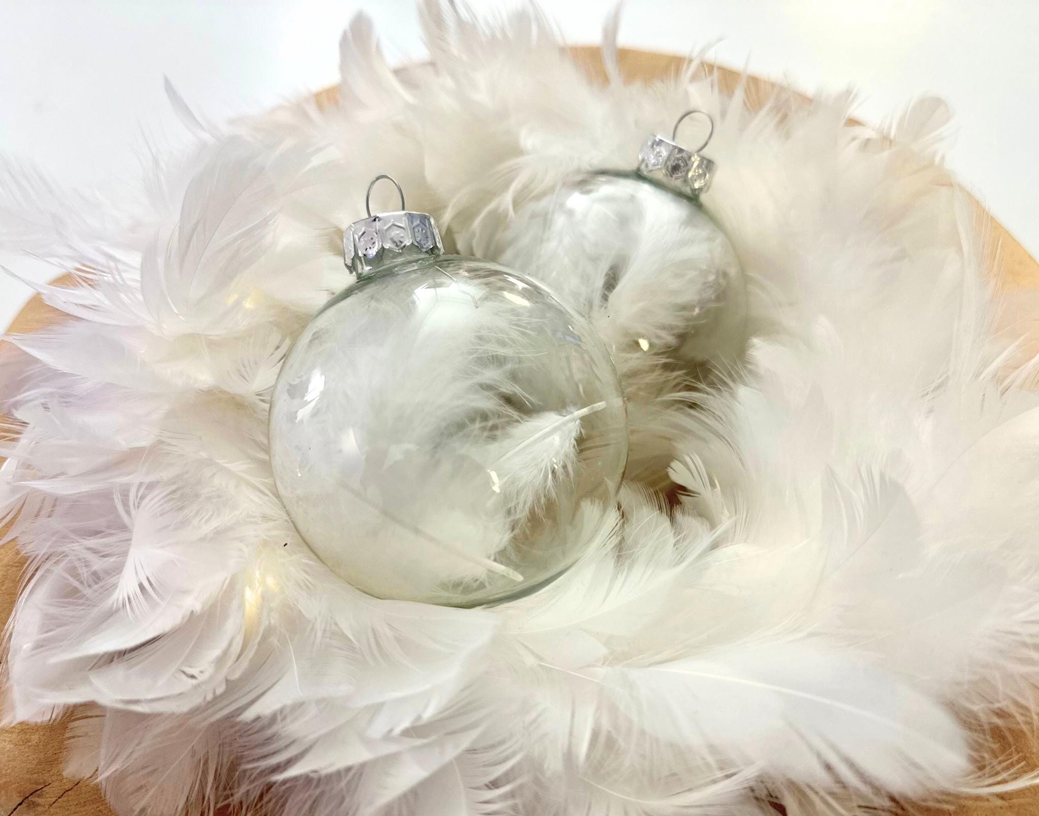 Personalisierte Weihnachtskugel aus irisierendem Glas | gefüllt mit Federn | Seifenblasen Kugell | 7 oder 8 cm | mit Namen