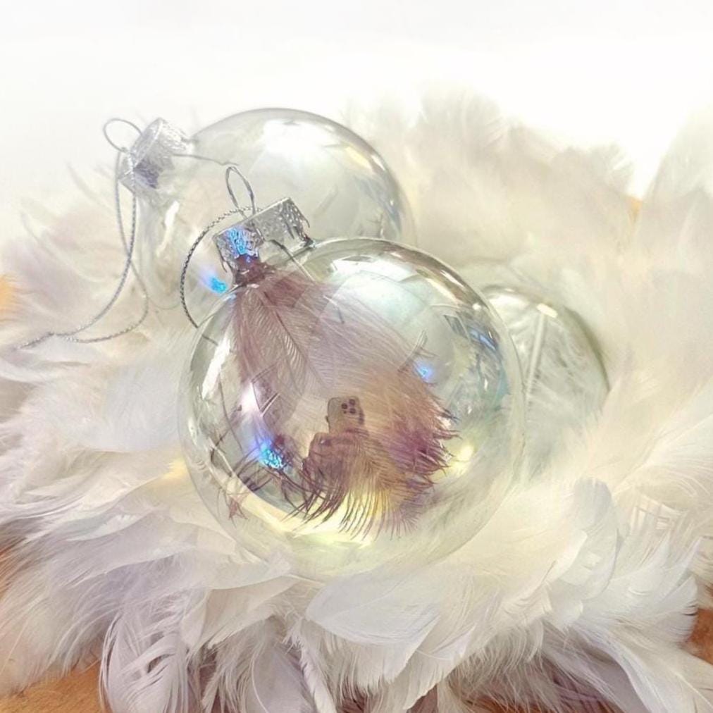 Personalisierte Weihnachtskugel aus irisierendem Glas | gefüllt mit Federn | Seifenblasen Kugell | 7 oder 8 cm | mit Namen
