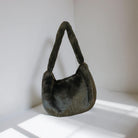 Schwarze Tasche aus Fell | Umhängetasche | Crossbody Bag | Fake Fur | kuscheliges Pelzimitat | Handtasche schwarz