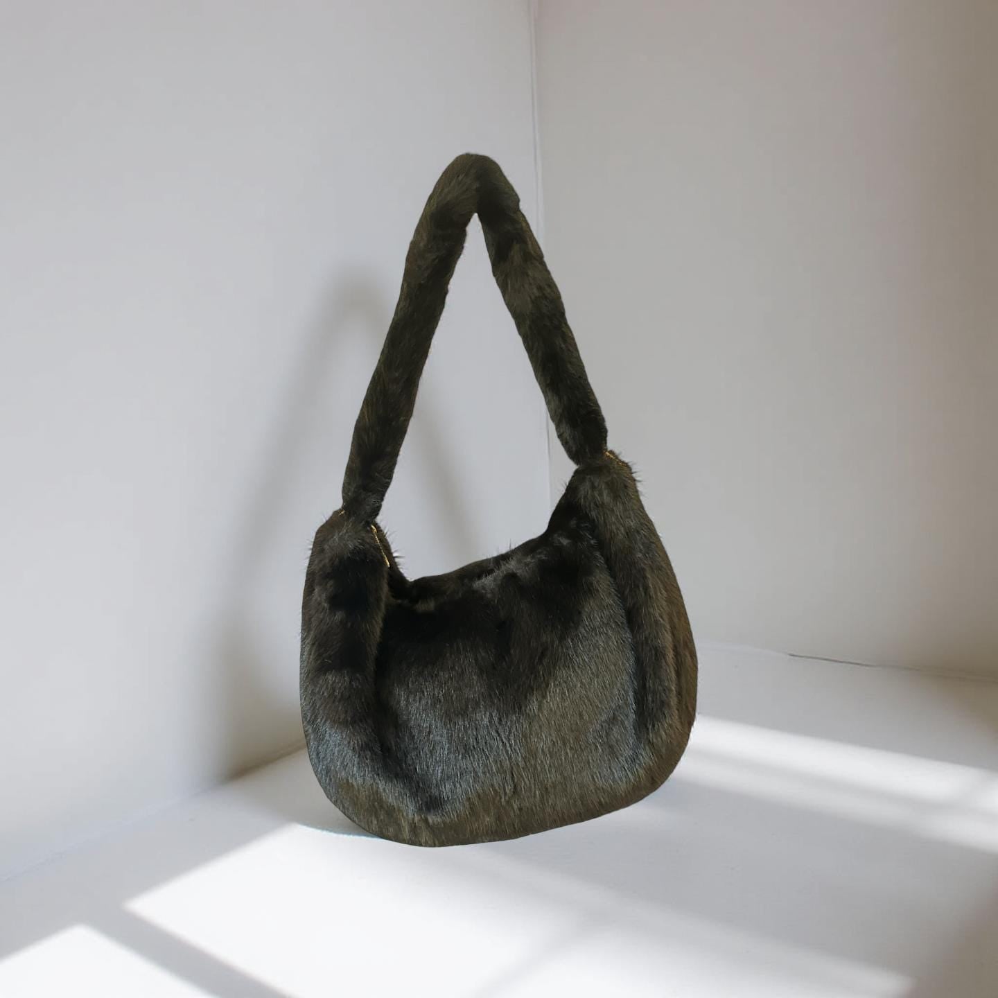 Schwarze Tasche aus Fell | Umhängetasche | Crossbody Bag | Fake Fur | kuscheliges Pelzimitat | Handtasche schwarz