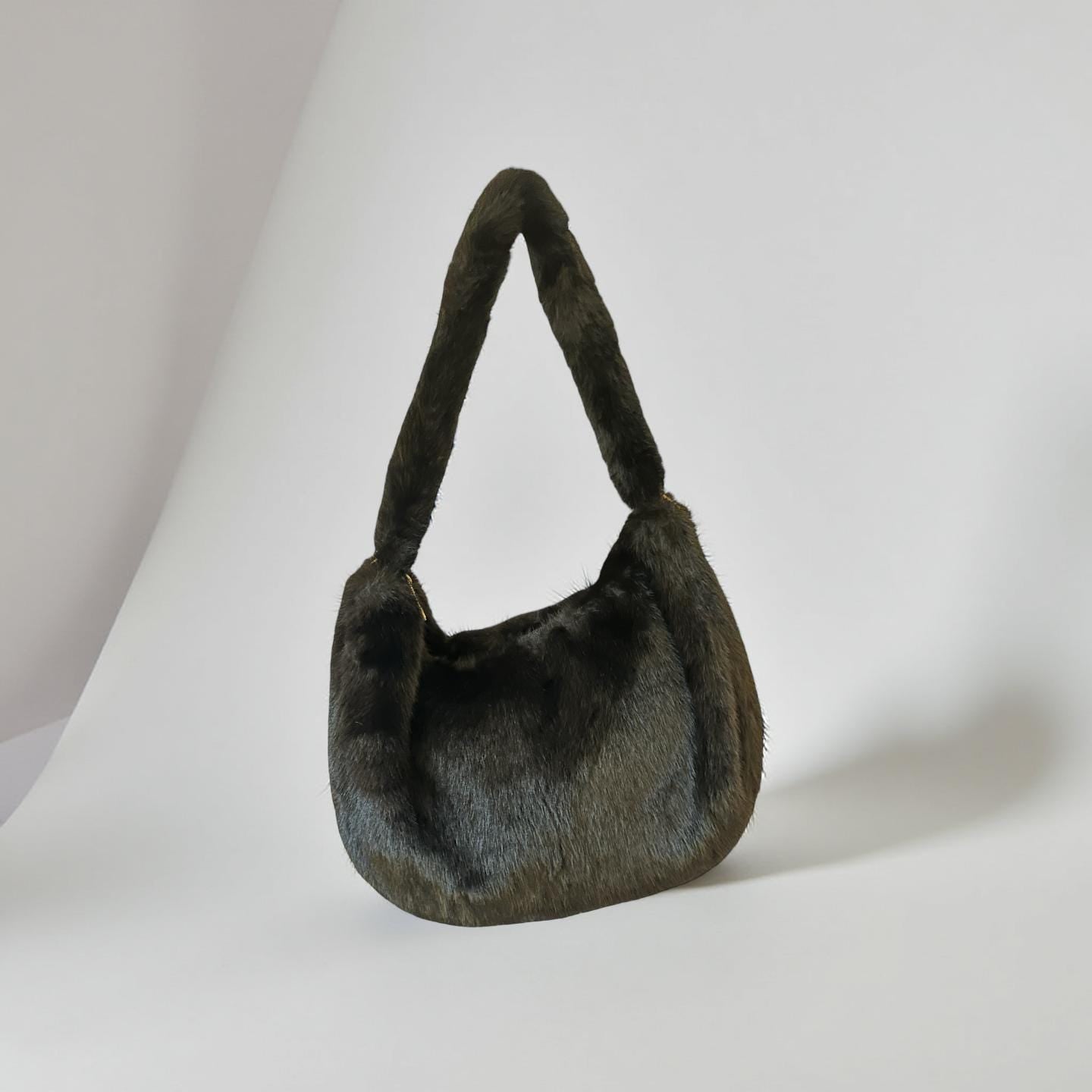 Schwarze Tasche aus Fell | Umhängetasche | Crossbody Bag | Fake Fur | kuscheliges Pelzimitat | Handtasche schwarz