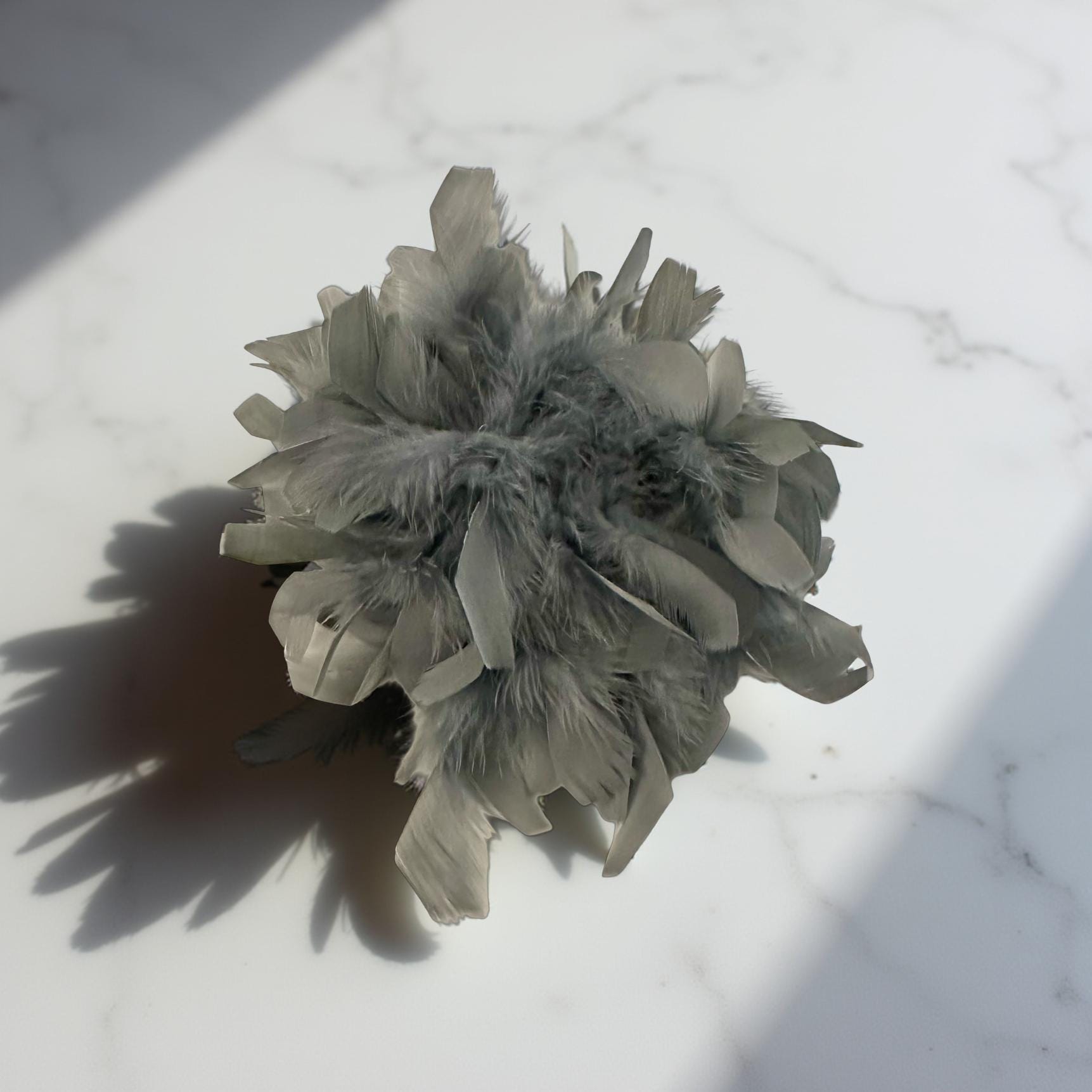 Große Federbrosche braun oder grau | Brosche Federn | Anstecknadel und Clip | Feder Brosche Federball zum Anstecken | grau oder braun